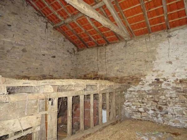 SECTEUR DOURNAZAC DANS UN VILLAGE MAISON 3 CHAMBRES A RENOVER EN TOTALITE AVEC GRANGES NON ATTENANTES