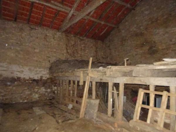 SECTEUR DOURNAZAC DANS UN VILLAGE MAISON 3 CHAMBRES A RENOVER EN TOTALITE AVEC GRANGES NON ATTENANTES