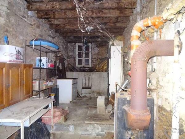 SECTEUR DOURNAZAC DANS UN VILLAGE MAISON 3 CHAMBRES A RENOVER EN TOTALITE AVEC GRANGES NON ATTENANTES