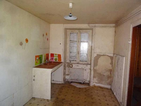 SECTEUR DOURNAZAC DANS UN VILLAGE MAISON 3 CHAMBRES A RENOVER EN TOTALITE AVEC GRANGES NON ATTENANTES