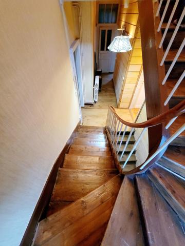 Charmante maison T8 de 195m² et 7 chambres, cour, cave, atelier, garage.