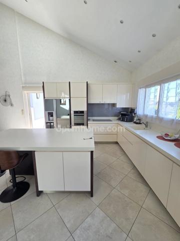 à vendre!! Maison d'architecte de plain pied 3 chambres avec sous-sol semi enterré