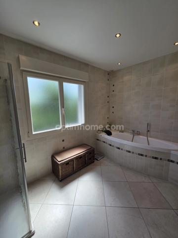 à vendre!! Maison d'architecte de plain pied 3 chambres avec sous-sol semi enterré