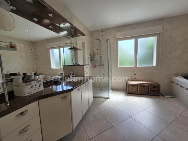 à vendre!! Maison d'architecte de plain pied 3 chambres avec sous-sol semi enterré