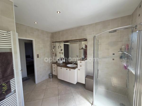 à vendre!! Maison d'architecte de plain pied 3 chambres avec sous-sol semi enterré