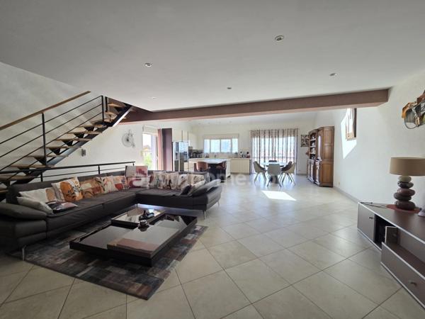 à vendre!! Maison d'architecte de plain pied 3 chambres avec sous-sol semi enterré