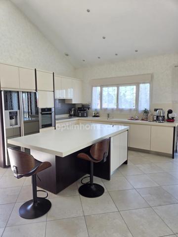 à vendre!! Maison d'architecte de plain pied 3 chambres avec sous-sol semi enterré