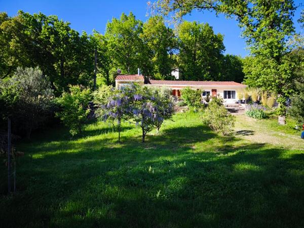 MAISON DE PLAIN-PIED - PISCINE CHAUFFEE - TERRASSE - ENVIRONNEMENT CALME - DPE C