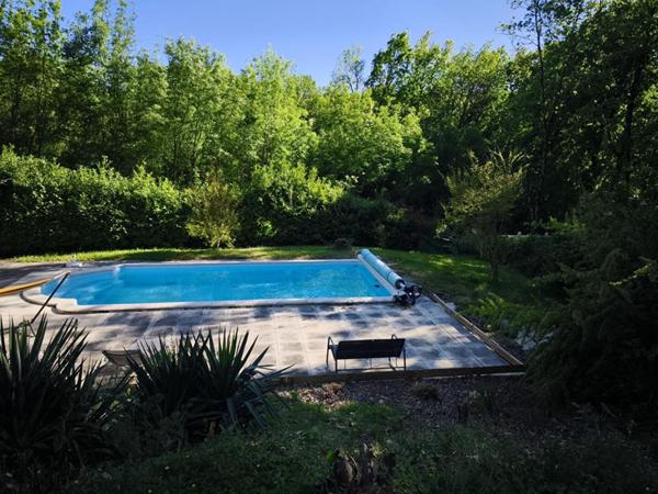 MAISON DE PLAIN-PIED - PISCINE CHAUFFEE - TERRASSE - ENVIRONNEMENT CALME - DPE C