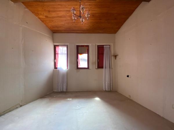 Dpt Pyrénées Orientales (66), à vendre EUS, Maison 4 pièces 73 m² cour intérieure à rénover