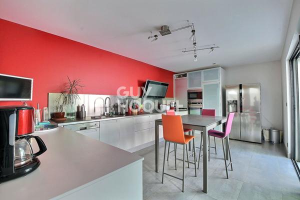 Montchat - Maison contemporaine T7 - 4 chambres avec piscine, sauna, hammam, garage et cave - 69003