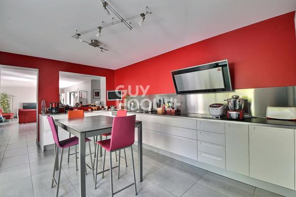 Montchat - Maison contemporaine T7 - 4 chambres avec piscine, sauna, hammam, garage et cave - 69003