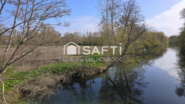 Terrain de loisir d’environ 1000 m² avec accès direct à la rivière La Dronne, sera borner après le passage du géomètre