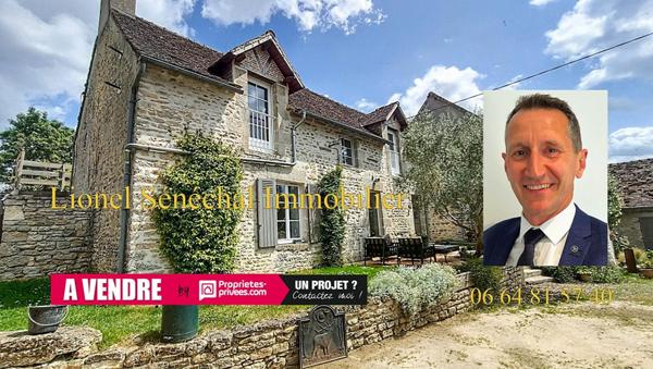 Demeure de prestige rénovée et peu énergivore de 240 m2 habitables avec sa piscine chauffée et ses superbes dépendances sur une une parcelle de plus de 3 500 m2 à proximité des Alpes Mancelles