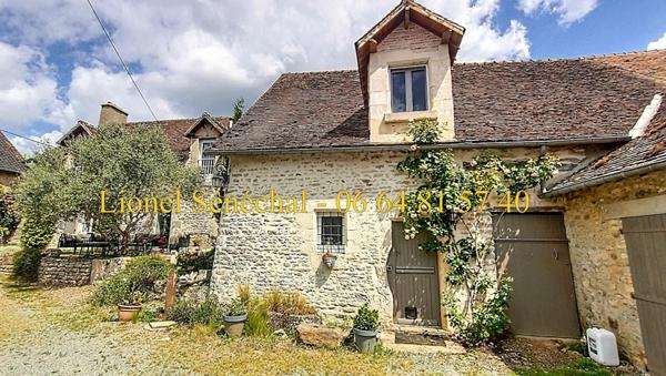 Demeure de prestige rénovée et peu énergivore de 240 m2 habitables avec sa piscine chauffée et ses superbes dépendances sur une une parcelle de plus de 3 500 m2 à proximité des Alpes Mancelles