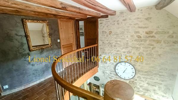 Demeure de prestige rénovée et peu énergivore de 240 m2 habitables avec sa piscine chauffée et ses superbes dépendances sur une une parcelle de plus de 3 500 m2 à proximité des Alpes Mancelles