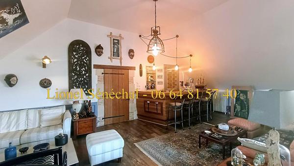 Demeure de prestige rénovée et peu énergivore de 240 m2 habitables avec sa piscine chauffée et ses superbes dépendances sur une une parcelle de plus de 3 500 m2 à proximité des Alpes Mancelles