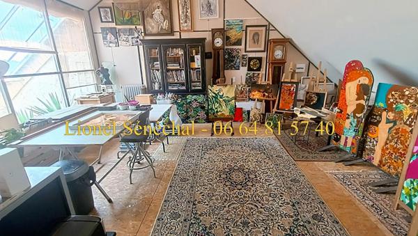 Demeure de prestige rénovée et peu énergivore de 240 m2 habitables avec sa piscine chauffée et ses superbes dépendances sur une une parcelle de plus de 3 500 m2 à proximité des Alpes Mancelles