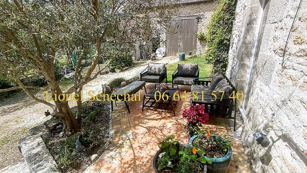 Demeure de prestige rénovée et peu énergivore de 240 m2 habitables avec sa piscine chauffée et ses superbes dépendances sur une une parcelle de plus de 3 500 m2 à proximité des Alpes Mancelles