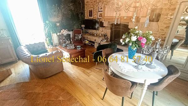 Demeure de prestige rénovée et peu énergivore de 240 m2 habitables avec sa piscine chauffée et ses superbes dépendances sur une une parcelle de plus de 3 500 m2 à proximité des Alpes Mancelles