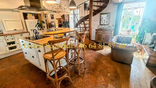 Demeure de prestige rénovée et peu énergivore de 240 m2 habitables avec sa piscine chauffée et ses superbes dépendances sur une une parcelle de plus de 3 500 m2 à proximité des Alpes Mancelles