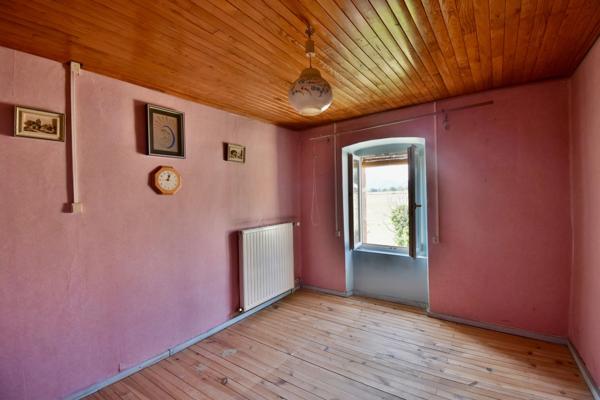 Un véritable petit fief en pierre, à l’abri des regards, offrant un cadre rare et un beau potentiel d’aménagement.
