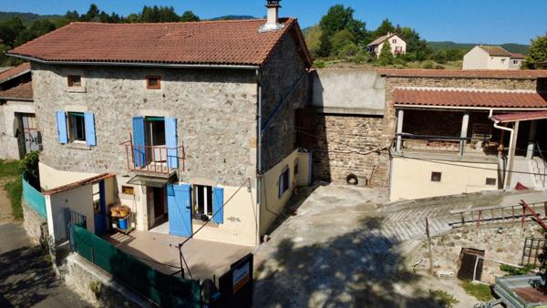 Un véritable petit fief en pierre, à l’abri des regards, offrant un cadre rare et un beau potentiel d’aménagement.