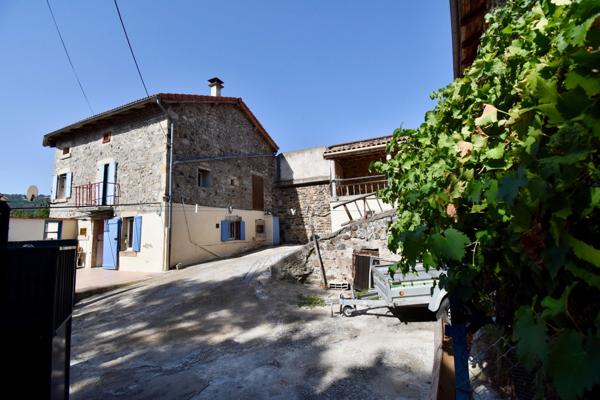 Un véritable petit fief en pierre, à l’abri des regards, offrant un cadre rare et un beau potentiel d’aménagement.