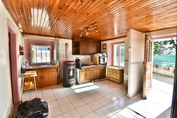 Un véritable petit fief en pierre, à l’abri des regards, offrant un cadre rare et un beau potentiel d’aménagement.