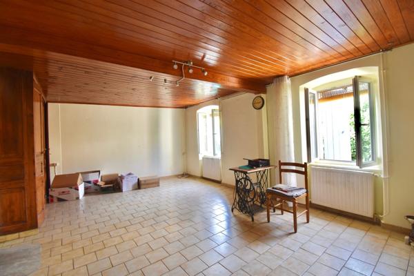 Un véritable petit fief en pierre, à l’abri des regards, offrant un cadre rare et un beau potentiel d’aménagement.