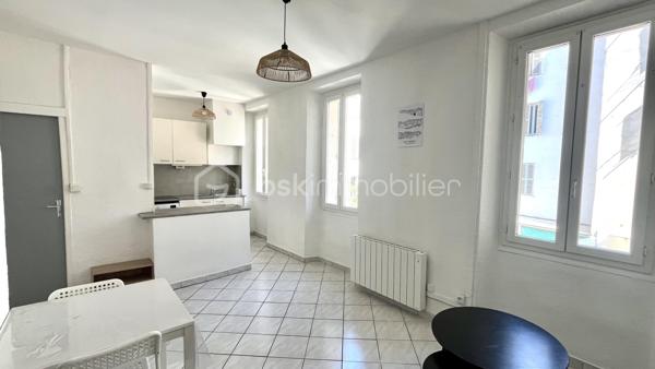 Découvrez ce charmant T2 situé au 2ᵉ étage, lumineux et entièrement rénové, idéalement situé en plein cœur de Toulon, à seulement 3 ou 4 minutes à pied de la Place de la Liberté et de la gare SNCF.

L'appartement se compose d'une pièce de vie agréable avec cuisine ouverte sur le salon, d'un espace nuit, ainsi que d'une salle d'eau avec WC.

Son emplacement privilégié permet de profiter pleinement de la vie toulonnaise : commerces, transports et toutes les commodités sont accessibles à pied.

Un véritable potentiel d'évolution
Ce bien présente un atout rare : il bénéficie de combles aménageables d'environ 70 m² de surface au plancher. Sous réserve des autorisations d'urbanisme et de la faisabilité technique, cet espace offre un bon potentiel d'agrandissement, permettant d'envisager la transformation du T2 actuel en un appartement DUPLEX familial de type T3. Si c'est votre projet, je vous accompagnerais dans ces démarches…

Une opportunité particulièrement intéressante pour un acquéreur souhaitant valoriser son patrimoine ou créer un bien à forte valeur ajoutée.

Le logement constitue également une opportunité intéressante pour un investisseur qui ne souhaite pas faire de travaux : il a été loué sans interruption depuis plus de 25 ans, témoignant de son attractivité locative et de la pertinence de son emplacement.

Les + :

Appartement lumineux et rénové
Cuisine ouverte sur séjour
Cave de 9,6 m2
Combles aménageables d'environ 70 m² au plancher
Potentiel de transformation en T3
Centre-ville de Toulon : À 3 minutes à pied de la Place de la Liberté
Commerces et transports à proximité immédiate
Très bon potentiel pour un investissement locatif
Un bien offrant à la fois confort immédiat, emplacement recherché et véritable potentiel de valorisation. 

Contactez-moi pour plus d'informations et pour organiser une visite.