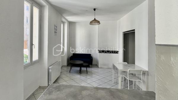Découvrez ce charmant T2 situé au 2ᵉ étage, lumineux et entièrement rénové, idéalement situé en plein cœur de Toulon, à seulement 3 ou 4 minutes à pied de la Place de la Liberté et de la gare SNCF.

L'appartement se compose d'une pièce de vie agréable avec cuisine ouverte sur le salon, d'un espace nuit, ainsi que d'une salle d'eau avec WC.

Son emplacement privilégié permet de profiter pleinement de la vie toulonnaise : commerces, transports et toutes les commodités sont accessibles à pied.

Un véritable potentiel d'évolution
Ce bien présente un atout rare : il bénéficie de combles aménageables d'environ 70 m² de surface au plancher. Sous réserve des autorisations d'urbanisme et de la faisabilité technique, cet espace offre un bon potentiel d'agrandissement, permettant d'envisager la transformation du T2 actuel en un appartement DUPLEX familial de type T3. Si c'est votre projet, je vous accompagnerais dans ces démarches…

Une opportunité particulièrement intéressante pour un acquéreur souhaitant valoriser son patrimoine ou créer un bien à forte valeur ajoutée.

Le logement constitue également une opportunité intéressante pour un investisseur qui ne souhaite pas faire de travaux : il a été loué sans interruption depuis plus de 25 ans, témoignant de son attractivité locative et de la pertinence de son emplacement.

Les + :

Appartement lumineux et rénové
Cuisine ouverte sur séjour
Cave de 9,6 m2
Combles aménageables d'environ 70 m² au plancher
Potentiel de transformation en T3
Centre-ville de Toulon : À 3 minutes à pied de la Place de la Liberté
Commerces et transports à proximité immédiate
Très bon potentiel pour un investissement locatif
Un bien offrant à la fois confort immédiat, emplacement recherché et véritable potentiel de valorisation. 

Contactez-moi pour plus d'informations et pour organiser une visite.
