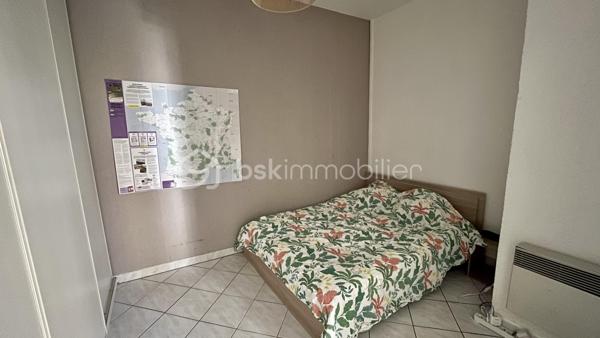 Découvrez ce charmant T2 situé au 2ᵉ étage, lumineux et entièrement rénové, idéalement situé en plein cœur de Toulon, à seulement 3 ou 4 minutes à pied de la Place de la Liberté et de la gare SNCF.

L'appartement se compose d'une pièce de vie agréable avec cuisine ouverte sur le salon, d'un espace nuit, ainsi que d'une salle d'eau avec WC.

Son emplacement privilégié permet de profiter pleinement de la vie toulonnaise : commerces, transports et toutes les commodités sont accessibles à pied.

Un véritable potentiel d'évolution
Ce bien présente un atout rare : il bénéficie de combles aménageables d'environ 70 m² de surface au plancher. Sous réserve des autorisations d'urbanisme et de la faisabilité technique, cet espace offre un bon potentiel d'agrandissement, permettant d'envisager la transformation du T2 actuel en un appartement DUPLEX familial de type T3. Si c'est votre projet, je vous accompagnerais dans ces démarches…

Une opportunité particulièrement intéressante pour un acquéreur souhaitant valoriser son patrimoine ou créer un bien à forte valeur ajoutée.

Le logement constitue également une opportunité intéressante pour un investisseur qui ne souhaite pas faire de travaux : il a été loué sans interruption depuis plus de 25 ans, témoignant de son attractivité locative et de la pertinence de son emplacement.

Les + :

Appartement lumineux et rénové
Cuisine ouverte sur séjour
Cave de 9,6 m2
Combles aménageables d'environ 70 m² au plancher
Potentiel de transformation en T3
Centre-ville de Toulon : À 3 minutes à pied de la Place de la Liberté
Commerces et transports à proximité immédiate
Très bon potentiel pour un investissement locatif
Un bien offrant à la fois confort immédiat, emplacement recherché et véritable potentiel de valorisation. 

Contactez-moi pour plus d'informations et pour organiser une visite.