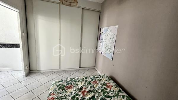 Découvrez ce charmant T2 situé au 2ᵉ étage, lumineux et entièrement rénové, idéalement situé en plein cœur de Toulon, à seulement 3 ou 4 minutes à pied de la Place de la Liberté et de la gare SNCF.

L'appartement se compose d'une pièce de vie agréable avec cuisine ouverte sur le salon, d'un espace nuit, ainsi que d'une salle d'eau avec WC.

Son emplacement privilégié permet de profiter pleinement de la vie toulonnaise : commerces, transports et toutes les commodités sont accessibles à pied.

Un véritable potentiel d'évolution
Ce bien présente un atout rare : il bénéficie de combles aménageables d'environ 70 m² de surface au plancher. Sous réserve des autorisations d'urbanisme et de la faisabilité technique, cet espace offre un bon potentiel d'agrandissement, permettant d'envisager la transformation du T2 actuel en un appartement DUPLEX familial de type T3. Si c'est votre projet, je vous accompagnerais dans ces démarches…

Une opportunité particulièrement intéressante pour un acquéreur souhaitant valoriser son patrimoine ou créer un bien à forte valeur ajoutée.

Le logement constitue également une opportunité intéressante pour un investisseur qui ne souhaite pas faire de travaux : il a été loué sans interruption depuis plus de 25 ans, témoignant de son attractivité locative et de la pertinence de son emplacement.

Les + :

Appartement lumineux et rénové
Cuisine ouverte sur séjour
Cave de 9,6 m2
Combles aménageables d'environ 70 m² au plancher
Potentiel de transformation en T3
Centre-ville de Toulon : À 3 minutes à pied de la Place de la Liberté
Commerces et transports à proximité immédiate
Très bon potentiel pour un investissement locatif
Un bien offrant à la fois confort immédiat, emplacement recherché et véritable potentiel de valorisation. 

Contactez-moi pour plus d'informations et pour organiser une visite.