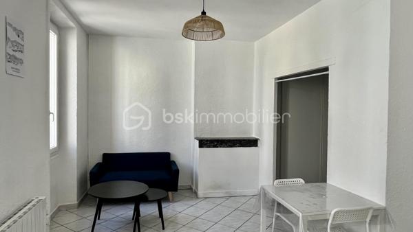 Découvrez ce charmant T2 situé au 2ᵉ étage, lumineux et entièrement rénové, idéalement situé en plein cœur de Toulon, à seulement 3 ou 4 minutes à pied de la Place de la Liberté et de la gare SNCF.

L'appartement se compose d'une pièce de vie agréable avec cuisine ouverte sur le salon, d'un espace nuit, ainsi que d'une salle d'eau avec WC.

Son emplacement privilégié permet de profiter pleinement de la vie toulonnaise : commerces, transports et toutes les commodités sont accessibles à pied.

Un véritable potentiel d'évolution
Ce bien présente un atout rare : il bénéficie de combles aménageables d'environ 70 m² de surface au plancher. Sous réserve des autorisations d'urbanisme et de la faisabilité technique, cet espace offre un bon potentiel d'agrandissement, permettant d'envisager la transformation du T2 actuel en un appartement DUPLEX familial de type T3. Si c'est votre projet, je vous accompagnerais dans ces démarches…

Une opportunité particulièrement intéressante pour un acquéreur souhaitant valoriser son patrimoine ou créer un bien à forte valeur ajoutée.

Le logement constitue également une opportunité intéressante pour un investisseur qui ne souhaite pas faire de travaux : il a été loué sans interruption depuis plus de 25 ans, témoignant de son attractivité locative et de la pertinence de son emplacement.

Les + :

Appartement lumineux et rénové
Cuisine ouverte sur séjour
Cave de 9,6 m2
Combles aménageables d'environ 70 m² au plancher
Potentiel de transformation en T3
Centre-ville de Toulon : À 3 minutes à pied de la Place de la Liberté
Commerces et transports à proximité immédiate
Très bon potentiel pour un investissement locatif
Un bien offrant à la fois confort immédiat, emplacement recherché et véritable potentiel de valorisation. 

Contactez-moi pour plus d'informations et pour organiser une visite.