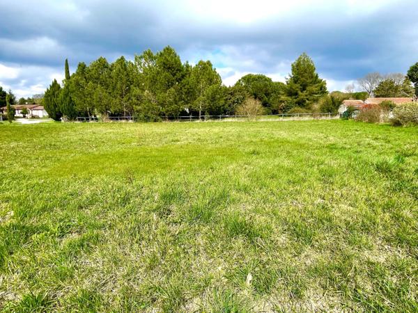 Terrain constructible 1389 m2 à Virazeil