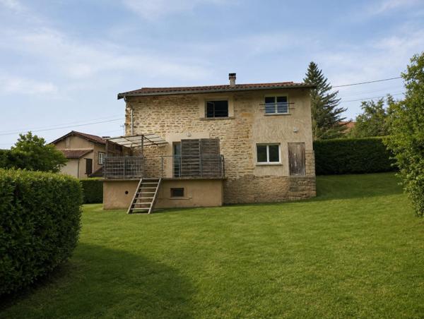 Maison en pierre au cœur du Revermont