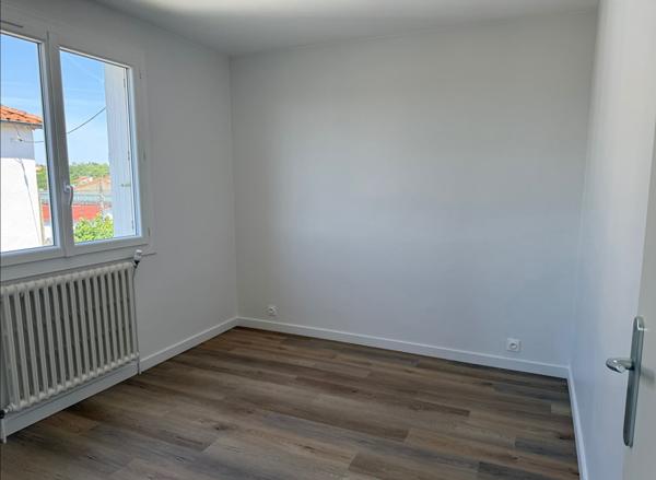 Niort proche centre, Appt T3 rénové avec garage, Niort 79000