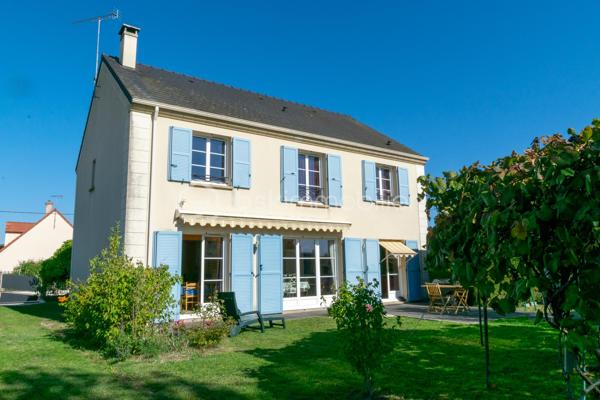 Découvrez cette magnifique maison de construction traditionnelle datant de 2002, offrant des volumes généreux et un cadre de vie privilégié. Située dans une rue calme, à deux pas des commodités, elle est implantée sur un terrain de 1000 m² parfaitement clos et sans aucun vis-à-vis.

🏠 Un Rez-de-Chaussée Lumineux et Fonctionnel
Dès l’entrée, vous serez séduit par la distribution fluide des pièces :

Espace de vie : Un vaste salon chaleureux avec son poêle à bois, ouvert sur une salle à manger baignée de lumière avec un accès direct à la terrasse.

Cuisine : Une cuisine indépendante, entièrement aménagée et équipée.

Vie de plain-pied : Une chambre  ainsi qu'une salle d’eau avec WC complètent ce niveau.

🛌 Un Étage Dédié au Repos
Le grand palier de 16m² distribue l'espace nuit, idéal pour une famille nombreuse :

Suite Parentale : Un véritable espace privé avec dressing et salle de bains.

Chambres : 3 autres chambres spacieuses et lumineuses.

Sanitaires : Une salle d’eau supplémentaire pour plus de confort au quotidien.

🛠 Un Sous-Sol Total aux Multiples Possibilités
Le sous-sol complet est un atout majeur pour le rangement et les loisirs :

Un garage de 45 m² (possibilité de garer deux véhicules).

Un espace atelier de plus de 30 m² pour les bricoleurs.

Une buanderie fonctionnelle.

🌳 Les Extérieurs
Le jardin de 1000 m² est un véritable havre de paix. Profitez d'un environnement verdoyant, intime et sans vis-à-vis, idéal pour vos moments de détente en famille ou entre amis.

Les points forts :

Maison de 2002 parfaitement entretenue.

5 chambres au total (dont une en rez-de-chaussée).

Poêle à  bois (économique et convivial).

Proximité immédiate des commerces, écoles et transports tout en étant au grand calme.
