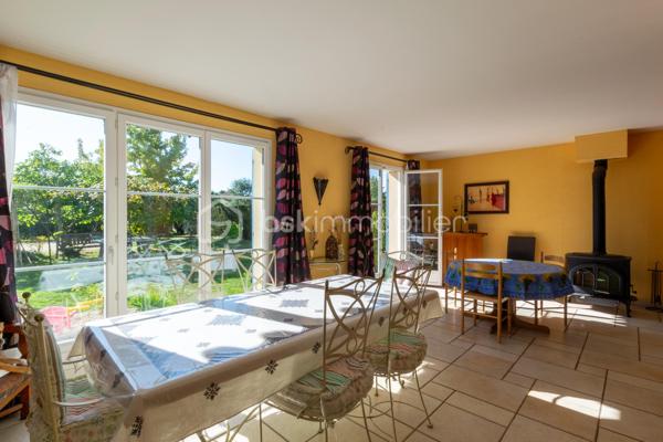 Découvrez cette magnifique maison de construction traditionnelle datant de 2002, offrant des volumes généreux et un cadre de vie privilégié. Située dans une rue calme, à deux pas des commodités, elle est implantée sur un terrain de 1000 m² parfaitement clos et sans aucun vis-à-vis.

🏠 Un Rez-de-Chaussée Lumineux et Fonctionnel
Dès l’entrée, vous serez séduit par la distribution fluide des pièces :

Espace de vie : Un vaste salon chaleureux avec son poêle à bois, ouvert sur une salle à manger baignée de lumière avec un accès direct à la terrasse.

Cuisine : Une cuisine indépendante, entièrement aménagée et équipée.

Vie de plain-pied : Une chambre  ainsi qu'une salle d’eau avec WC complètent ce niveau.

🛌 Un Étage Dédié au Repos
Le grand palier de 16m² distribue l'espace nuit, idéal pour une famille nombreuse :

Suite Parentale : Un véritable espace privé avec dressing et salle de bains.

Chambres : 3 autres chambres spacieuses et lumineuses.

Sanitaires : Une salle d’eau supplémentaire pour plus de confort au quotidien.

🛠 Un Sous-Sol Total aux Multiples Possibilités
Le sous-sol complet est un atout majeur pour le rangement et les loisirs :

Un garage de 45 m² (possibilité de garer deux véhicules).

Un espace atelier de plus de 30 m² pour les bricoleurs.

Une buanderie fonctionnelle.

🌳 Les Extérieurs
Le jardin de 1000 m² est un véritable havre de paix. Profitez d'un environnement verdoyant, intime et sans vis-à-vis, idéal pour vos moments de détente en famille ou entre amis.

Les points forts :

Maison de 2002 parfaitement entretenue.

5 chambres au total (dont une en rez-de-chaussée).

Poêle à  bois (économique et convivial).

Proximité immédiate des commerces, écoles et transports tout en étant au grand calme.