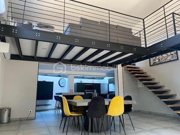 A quelques minutes à pied du centre ville de Pont-Audemer, venez découvrir cette maison avec son esprit LOFT.
Elle comprend au rez-de-chaussée un bel espace séjour ouvert sur la cuisine aménagée et équipée avec sa verrière, un espace buanderie et un wc indépendant. En demi niveau, un lumineux salon en mezzanine.
Au 1er étage: palier desservant une chambre avec sa salle d'eau, une 2ème chambre avec sa salle de douche et un dressing, un wc séparé. Au 2ème étage : palier desservant une chambre mansardée et une salle de bains avec wc.
Un espace extérieur avec son jardinet.
En copropriété mais sans vis à vis. Entièrement rénové. Belle hauteur de plafond.
Proche des écoles et commerces. Proximité des accès A13.
RARE A LA VENTE, A DECOUVRIR.