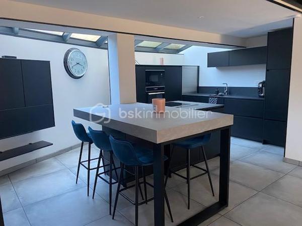 A quelques minutes à pied du centre ville de Pont-Audemer, venez découvrir cette maison avec son esprit LOFT.
Elle comprend au rez-de-chaussée un bel espace séjour ouvert sur la cuisine aménagée et équipée avec sa verrière, un espace buanderie et un wc indépendant. En demi niveau, un lumineux salon en mezzanine.
Au 1er étage: palier desservant une chambre avec sa salle d'eau, une 2ème chambre avec sa salle de douche et un dressing, un wc séparé. Au 2ème étage : palier desservant une chambre mansardée et une salle de bains avec wc.
Un espace extérieur avec son jardinet.
En copropriété mais sans vis à vis. Entièrement rénové. Belle hauteur de plafond.
Proche des écoles et commerces. Proximité des accès A13.
RARE A LA VENTE, A DECOUVRIR.