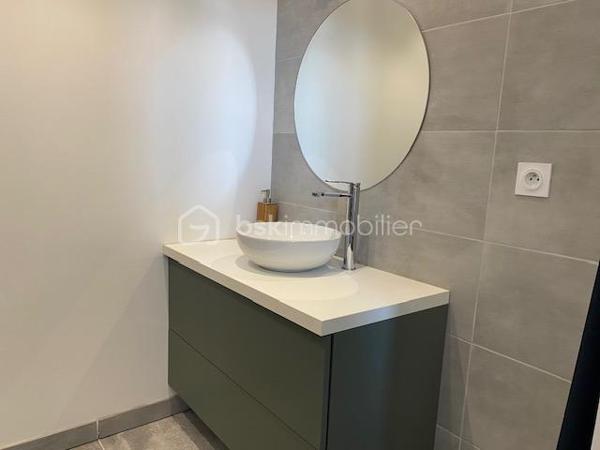 A quelques minutes à pied du centre ville de Pont-Audemer, venez découvrir cette maison avec son esprit LOFT.
Elle comprend au rez-de-chaussée un bel espace séjour ouvert sur la cuisine aménagée et équipée avec sa verrière, un espace buanderie et un wc indépendant. En demi niveau, un lumineux salon en mezzanine.
Au 1er étage: palier desservant une chambre avec sa salle d'eau, une 2ème chambre avec sa salle de douche et un dressing, un wc séparé. Au 2ème étage : palier desservant une chambre mansardée et une salle de bains avec wc.
Un espace extérieur avec son jardinet.
En copropriété mais sans vis à vis. Entièrement rénové. Belle hauteur de plafond.
Proche des écoles et commerces. Proximité des accès A13.
RARE A LA VENTE, A DECOUVRIR.