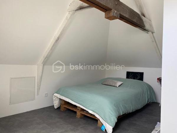A quelques minutes à pied du centre ville de Pont-Audemer, venez découvrir cette maison avec son esprit LOFT.
Elle comprend au rez-de-chaussée un bel espace séjour ouvert sur la cuisine aménagée et équipée avec sa verrière, un espace buanderie et un wc indépendant. En demi niveau, un lumineux salon en mezzanine.
Au 1er étage: palier desservant une chambre avec sa salle d'eau, une 2ème chambre avec sa salle de douche et un dressing, un wc séparé. Au 2ème étage : palier desservant une chambre mansardée et une salle de bains avec wc.
Un espace extérieur avec son jardinet.
En copropriété mais sans vis à vis. Entièrement rénové. Belle hauteur de plafond.
Proche des écoles et commerces. Proximité des accès A13.
RARE A LA VENTE, A DECOUVRIR.