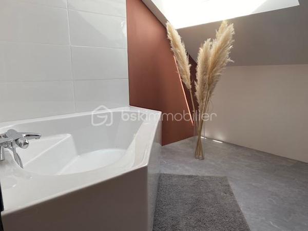 A quelques minutes à pied du centre ville de Pont-Audemer, venez découvrir cette maison avec son esprit LOFT.
Elle comprend au rez-de-chaussée un bel espace séjour ouvert sur la cuisine aménagée et équipée avec sa verrière, un espace buanderie et un wc indépendant. En demi niveau, un lumineux salon en mezzanine.
Au 1er étage: palier desservant une chambre avec sa salle d'eau, une 2ème chambre avec sa salle de douche et un dressing, un wc séparé. Au 2ème étage : palier desservant une chambre mansardée et une salle de bains avec wc.
Un espace extérieur avec son jardinet.
En copropriété mais sans vis à vis. Entièrement rénové. Belle hauteur de plafond.
Proche des écoles et commerces. Proximité des accès A13.
RARE A LA VENTE, A DECOUVRIR.