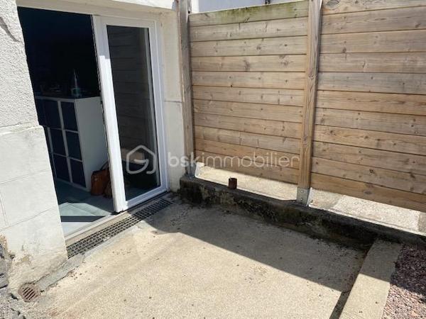A quelques minutes à pied du centre ville de Pont-Audemer, venez découvrir cette maison avec son esprit LOFT.
Elle comprend au rez-de-chaussée un bel espace séjour ouvert sur la cuisine aménagée et équipée avec sa verrière, un espace buanderie et un wc indépendant. En demi niveau, un lumineux salon en mezzanine.
Au 1er étage: palier desservant une chambre avec sa salle d'eau, une 2ème chambre avec sa salle de douche et un dressing, un wc séparé. Au 2ème étage : palier desservant une chambre mansardée et une salle de bains avec wc.
Un espace extérieur avec son jardinet.
En copropriété mais sans vis à vis. Entièrement rénové. Belle hauteur de plafond.
Proche des écoles et commerces. Proximité des accès A13.
RARE A LA VENTE, A DECOUVRIR.