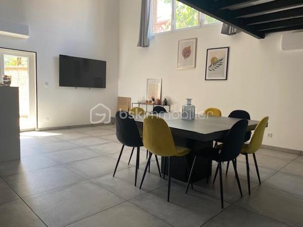 A quelques minutes à pied du centre ville de Pont-Audemer, venez découvrir cette maison avec son esprit LOFT.
Elle comprend au rez-de-chaussée un bel espace séjour ouvert sur la cuisine aménagée et équipée avec sa verrière, un espace buanderie et un wc indépendant. En demi niveau, un lumineux salon en mezzanine.
Au 1er étage: palier desservant une chambre avec sa salle d'eau, une 2ème chambre avec sa salle de douche et un dressing, un wc séparé. Au 2ème étage : palier desservant une chambre mansardée et une salle de bains avec wc.
Un espace extérieur avec son jardinet.
En copropriété mais sans vis à vis. Entièrement rénové. Belle hauteur de plafond.
Proche des écoles et commerces. Proximité des accès A13.
RARE A LA VENTE, A DECOUVRIR.