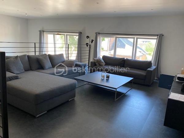 A quelques minutes à pied du centre ville de Pont-Audemer, venez découvrir cette maison avec son esprit LOFT.
Elle comprend au rez-de-chaussée un bel espace séjour ouvert sur la cuisine aménagée et équipée avec sa verrière, un espace buanderie et un wc indépendant. En demi niveau, un lumineux salon en mezzanine.
Au 1er étage: palier desservant une chambre avec sa salle d'eau, une 2ème chambre avec sa salle de douche et un dressing, un wc séparé. Au 2ème étage : palier desservant une chambre mansardée et une salle de bains avec wc.
Un espace extérieur avec son jardinet.
En copropriété mais sans vis à vis. Entièrement rénové. Belle hauteur de plafond.
Proche des écoles et commerces. Proximité des accès A13.
RARE A LA VENTE, A DECOUVRIR.