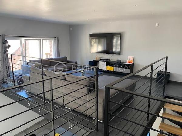 A quelques minutes à pied du centre ville de Pont-Audemer, venez découvrir cette maison avec son esprit LOFT.
Elle comprend au rez-de-chaussée un bel espace séjour ouvert sur la cuisine aménagée et équipée avec sa verrière, un espace buanderie et un wc indépendant. En demi niveau, un lumineux salon en mezzanine.
Au 1er étage: palier desservant une chambre avec sa salle d'eau, une 2ème chambre avec sa salle de douche et un dressing, un wc séparé. Au 2ème étage : palier desservant une chambre mansardée et une salle de bains avec wc.
Un espace extérieur avec son jardinet.
En copropriété mais sans vis à vis. Entièrement rénové. Belle hauteur de plafond.
Proche des écoles et commerces. Proximité des accès A13.
RARE A LA VENTE, A DECOUVRIR.