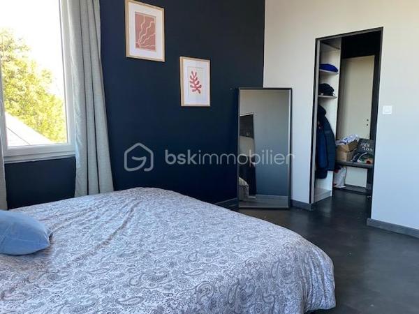 A quelques minutes à pied du centre ville de Pont-Audemer, venez découvrir cette maison avec son esprit LOFT.
Elle comprend au rez-de-chaussée un bel espace séjour ouvert sur la cuisine aménagée et équipée avec sa verrière, un espace buanderie et un wc indépendant. En demi niveau, un lumineux salon en mezzanine.
Au 1er étage: palier desservant une chambre avec sa salle d'eau, une 2ème chambre avec sa salle de douche et un dressing, un wc séparé. Au 2ème étage : palier desservant une chambre mansardée et une salle de bains avec wc.
Un espace extérieur avec son jardinet.
En copropriété mais sans vis à vis. Entièrement rénové. Belle hauteur de plafond.
Proche des écoles et commerces. Proximité des accès A13.
RARE A LA VENTE, A DECOUVRIR.